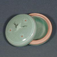 Single Crane & Red Chrysanthemums Cosmetic Box - Open