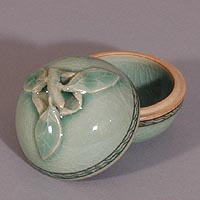 Persimmon-shaped Cosmetic Box - open