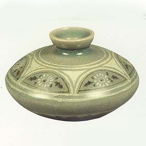 Inlaid celadon oil bottle, 13th century